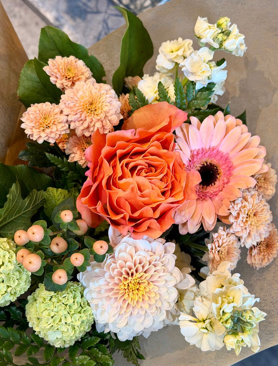 Example bouquet in the selected colour mood